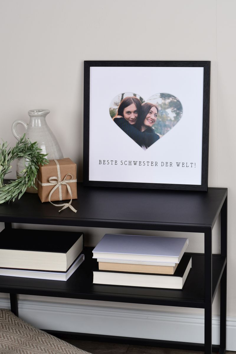 Bilderrahmen 30x30 in Schwarz mit Herzausschnitt für die beste Schwester der Welt in Wohnambiente